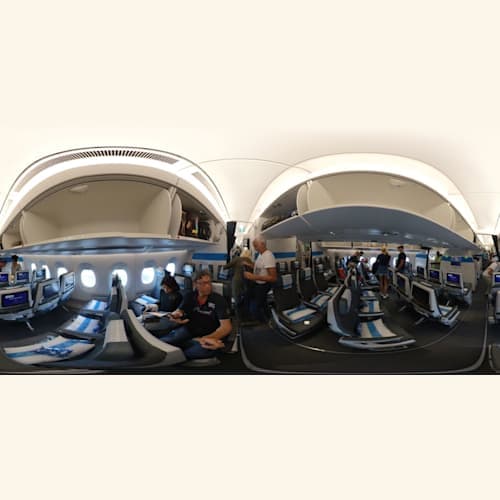 Premium Economyですので、長距離でも、足元が少し広くモニターが少し大きく、食事にシャンパンが付く事位です。