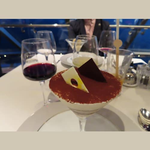 デザートのティラミス
マスカルポーネクリーム、コーヒーに浸したスポンジフィンガー、
ビターココアパウダー