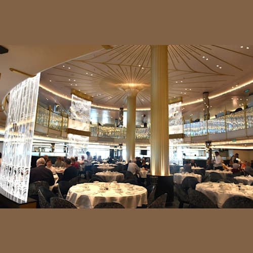 デッキ2のブリタニアレストランです。
装飾は四季の風景を表し、基調は白でした。