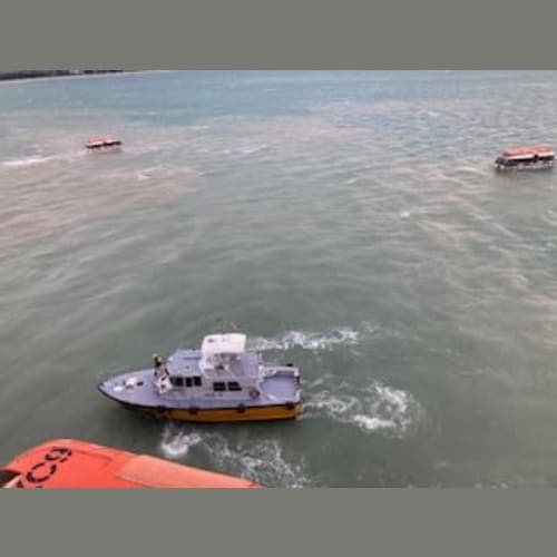 急遽ギズボーンへの寄港が決まり、テンダーボートを出し始めました。