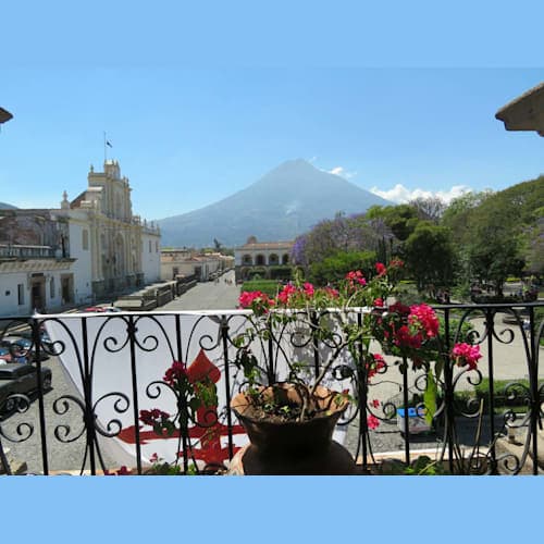異国情緒溢れるアンティグアの街とアグア山〈富士山とほぼ同じ標高3766m)