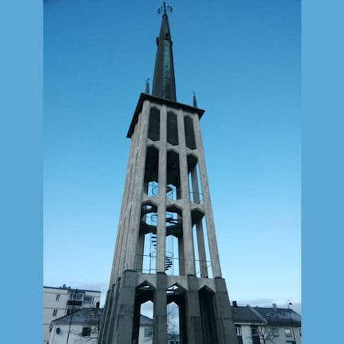 ボード→青空の中の教会の先端に、すごさを感じました。