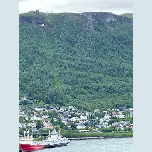 山頂ロープウェー乗り場までトレッキングしました。