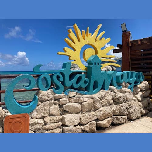 コスタマヤのサインは大人気写真スポット。