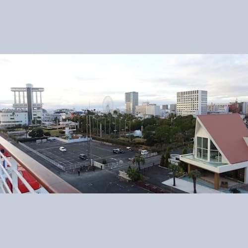 乗船後の名古屋港 出港時には暗くなりスマホのライトやペンライトで見送ってくれた方が多くいました。