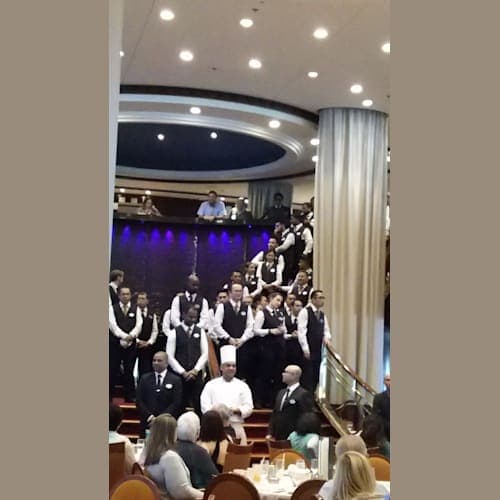 最終日、メインダイニングでは恒例のシェフの挨拶&ウェイター集合がありました。