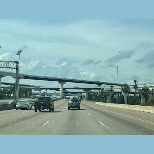 空港へのハイウェイ
みんな結構な速度で走っています。