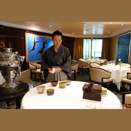 船で皆様に一服お茶を差し上げました。疲れた体に沁みわたります。