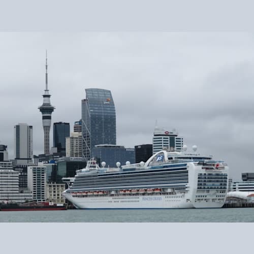 スカイ・タワーを背景にオークランド港に停泊中のクラウン・プリンセス