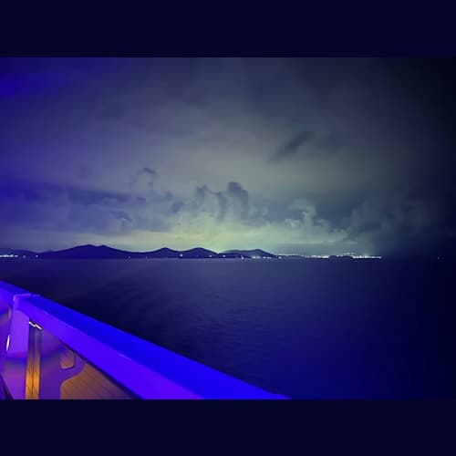 ヌメアから出港。