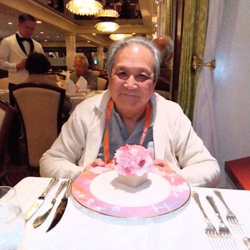 カワイイテーブルフラワーと年金爺さんの不釣り合いのショット😅