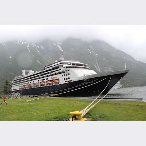 エイドフィヨルドに停泊中