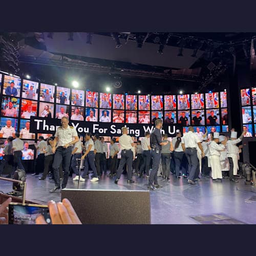 14日目の「A CITY on the Sea」
バッグヤードを紹介しながら、最後はクルーが登壇するフェアウェル。
1回しかなかったのでお見逃しなく。シアターも大入り満員。立ち見もすごくて後ろの人は見えなかったようです。