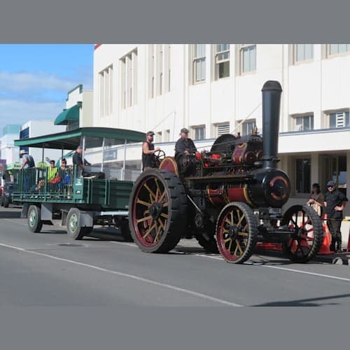 変わった蒸気機関車も登場。