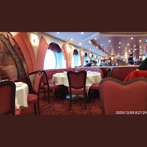 レストランVilla Borgheseはエレガントで座席の間が広い