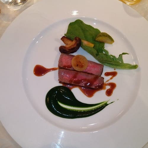 ヒレ和牛のステーキ🥩 流石に柔らかくて上品な味付け、年配者の多い乗客にマッチした味付けと量👌
物足りない若者には、ヴィッフェでの豊富なメニューのお夜食で対応