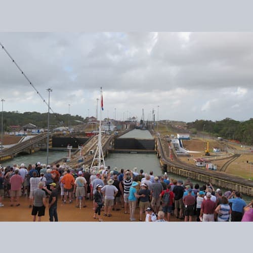 今回クルーズのハイライト・パナマ運河通過
パナマ運河ではバウが開放され、ガツンロックの3つのロック(閘門)を抜ける様子に見入る乗船客