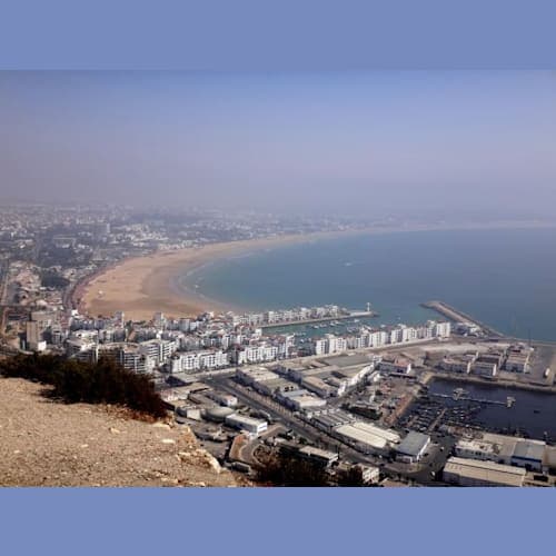 モロッコのアガディール。眺めのよい旧カスバは港のすぐ背後にあります。市内バスもあるようですが、港の貨物地区奥に停泊している船から歩いて市街地に出ることはできません。嫌でもタクシーに乗らざるをえません。トラブルを避けたい人はカスバにも寄るアガディール市内観光の半日ツァーに参加する方がいいかもしれません。