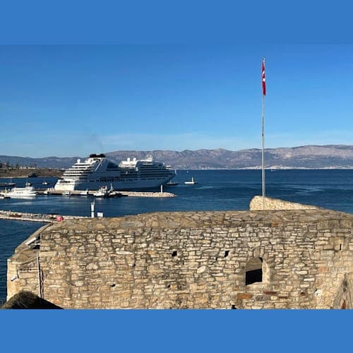 チェシュメ城から船を見る。