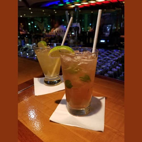 「SCHOONER BAR」でカクテルを。
船内でもエコが進んでいて、紙ストローでの提供でした。
