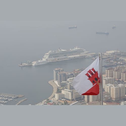 ジブラルタルの旗とBrilliance of the seas