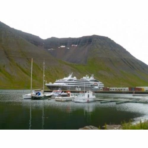 イーサフィヨルズルに停泊する船