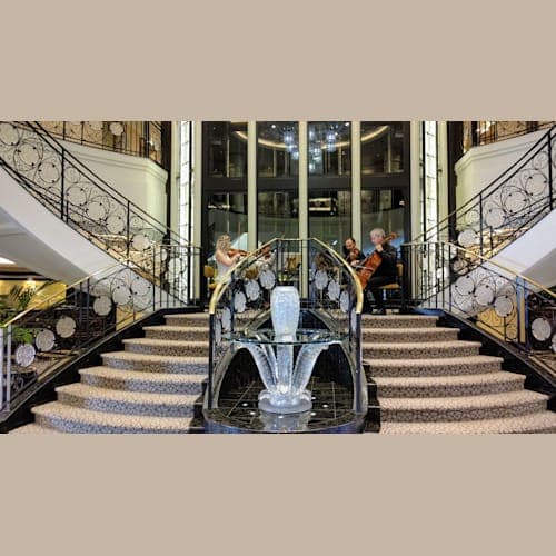 ラリック社のデザインした階段のアトリウムでの弦楽四重奏に迎えられ乗船