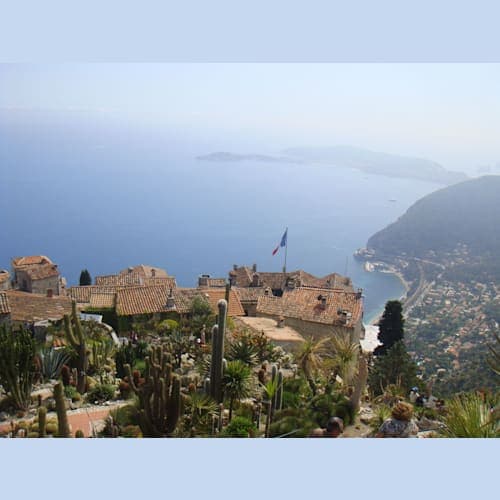 頂上が簡単な植物園になっている。景色も最高。