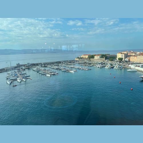 アジャクシオは一番小さな港でした。隣の桟橋には帆船のスタークリッパーとコルシカフェリーが止まっていました。