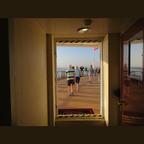 スエズ運河通航見学のために5階~7階の前方デッキを開放。