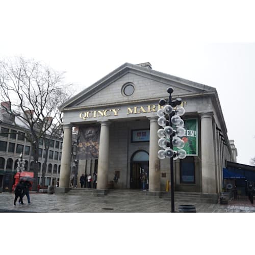 クインシーマーケットは旅行者向けかな?