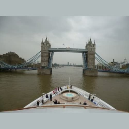 船が進むとタワーブリッジの通行は遮断され橋が上がりました。みなその瞬間を味わいたくて船の先端やラウンジに出ました。