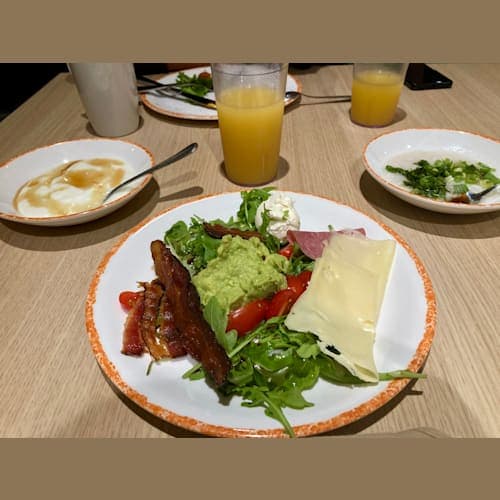 下船日の朝。
早朝3時には既にマイアミ港に入港していました。
ICONの次にMSC Seascape、Indipendence of the seas、Carnival Sunshine、Carnival Magicと大型船5隻が大集合!
朝食はMDRも捨てがたいけど、種類豊富なウィンジャマーへ。
そういえば、今までのMDRの朝食はブッフェコーナーがあったけど今回はありませんでした。
ブランチメニューだったからかな?
大好きなスイスチーズ、グワカモレ、クリスピーベーコンを載せたパワーサラダ!
お粥も食べたりしてICONとの別れを惜しみます。