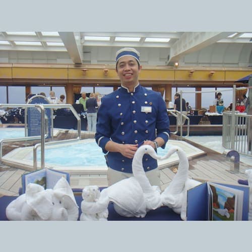 タオルフォールディングのイベント。
(プールもあるトップデッキだが、この時は電動式の天蓋が閉まってる)