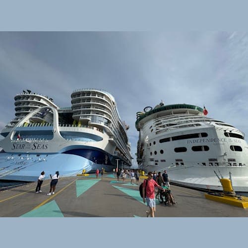 ココケイには2隻が寄港。スターは25万トン。インディペンデンスは15万トン。