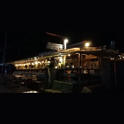 夜光虫見に行くツアー出発するエリアには少しだけお店があった。ご飯食べれる。