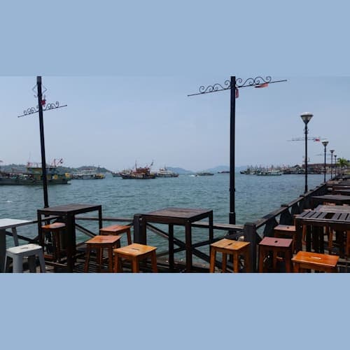 コタキナバル、ウォーターフロント。おしゃれなレストランの屋外席。
