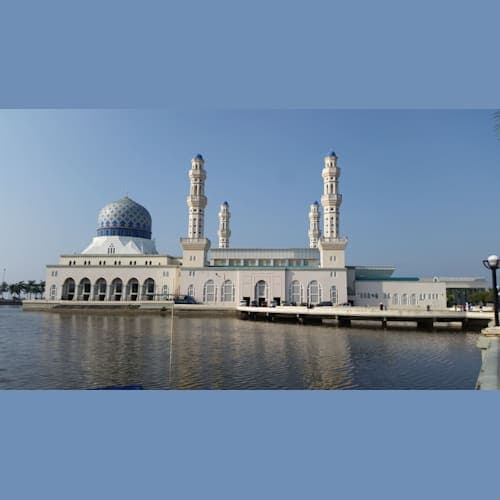 コタキナバル。水に浮かんでいる(ように見える)イスラムのモスク。