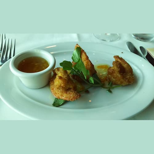 メインダイニングのエビフライ。オレンジジンジャーソースでさっぱりしていました。