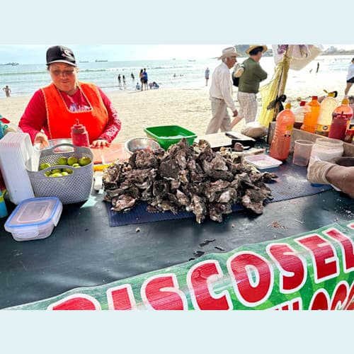 海辺の屋台の牡蠣を生食。おいしかった!