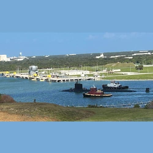 ポート・カナヴェラルで、隣の原子力潜水艦の基地に原子力潜水艦が戻ってきました。2隻のタグボートが港から出て行ったところを見ていましたが、見えるところに船は居ないため、どうなるのかと思っていたら、突然浮上。タグボートはそのまま伴走して基地に入りました。