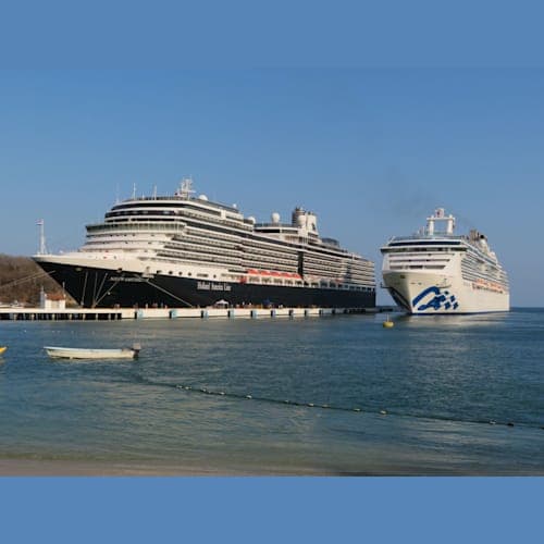 後進で出港していくコーラルプリンセスをニューアムステルダムがお見送り(メキシコのウアトゥルコ)