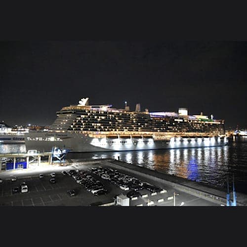 クイーン・エリザベス号より後からナポリ港に入港してきて、先に出港するコスタ クルーズの最新船コスタ・トスカーナ号(183,900総トン)です。
環境にやさしい液化天然ガス(LNG)推進エンジンを擁するクルーズシップだそうで、出港時のエンジン音も静かでした。