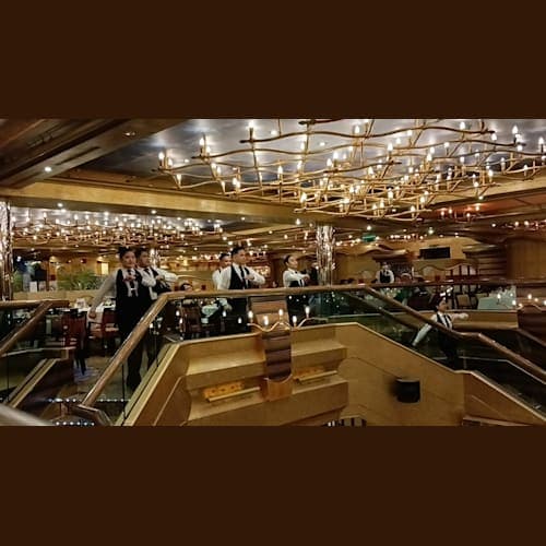 下船前日夕食時の、レストランスタッフのダンス。