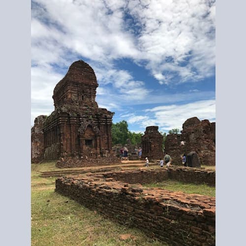 メイ・ソン遺跡。周辺にはまだ地雷が埋まっているんだそうです。