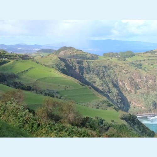 ポルトガル自治領アゾレス諸島のサンミゲル島
下船後、港で客待ちしているタクシーにお願いし、4~5時間の島内観光へ。