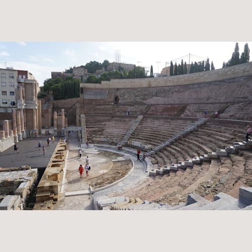 ローマ劇場遺跡(6ユーロ/人)