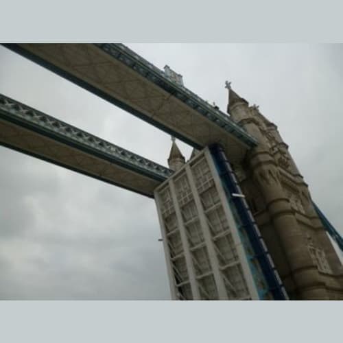 タワーブリッジを揚げさせることもタワーブリッジの下を通過することもなかなかできない体験だと思い感激でした。