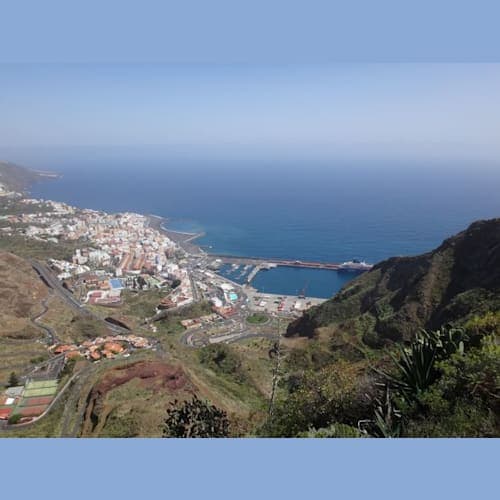 エカスカーションで寄ったサンタ・クルス・デ・パロマのビューポイント。私たちのゼニス号が見えます。