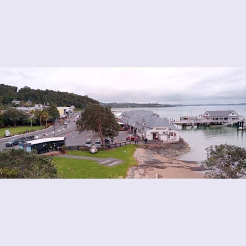 パイヒアの町。写真奥の対岸のように見えるあたりのテンダー港から、手前の中央埠頭広場まで無料バスで五分ぐらい。